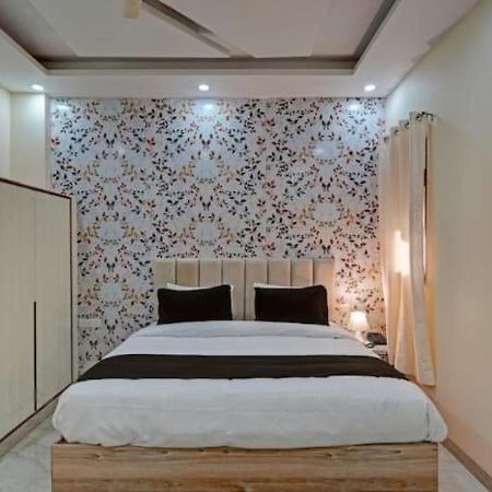 Shourya Hotel And Banquet Noida Exteriér fotografie