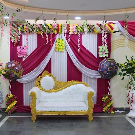 Shourya Hotel And Banquet Noida Exteriér fotografie