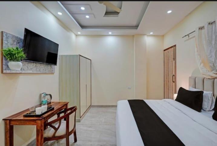 Shourya Hotel And Banquet Noida Exteriér fotografie