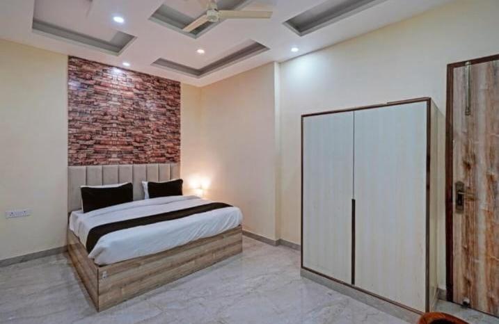 Shourya Hotel And Banquet Noida Exteriér fotografie