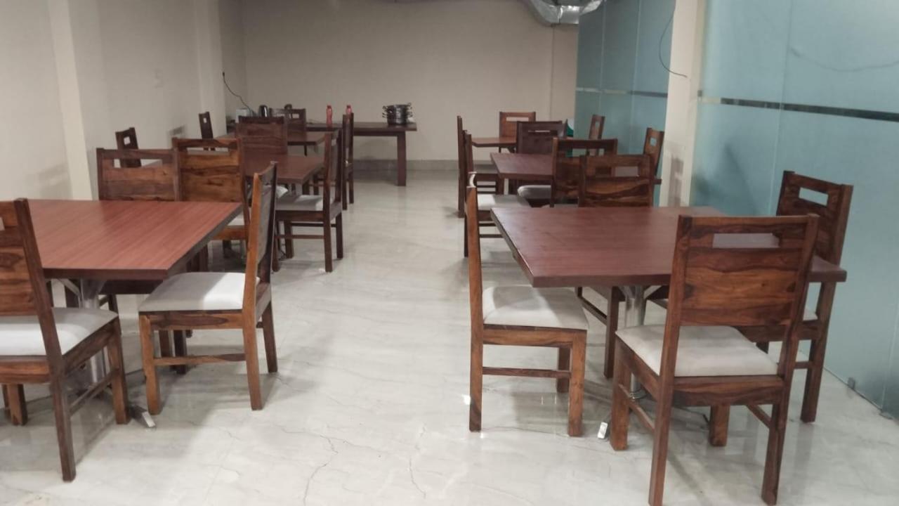Shourya Hotel And Banquet Noida Exteriér fotografie