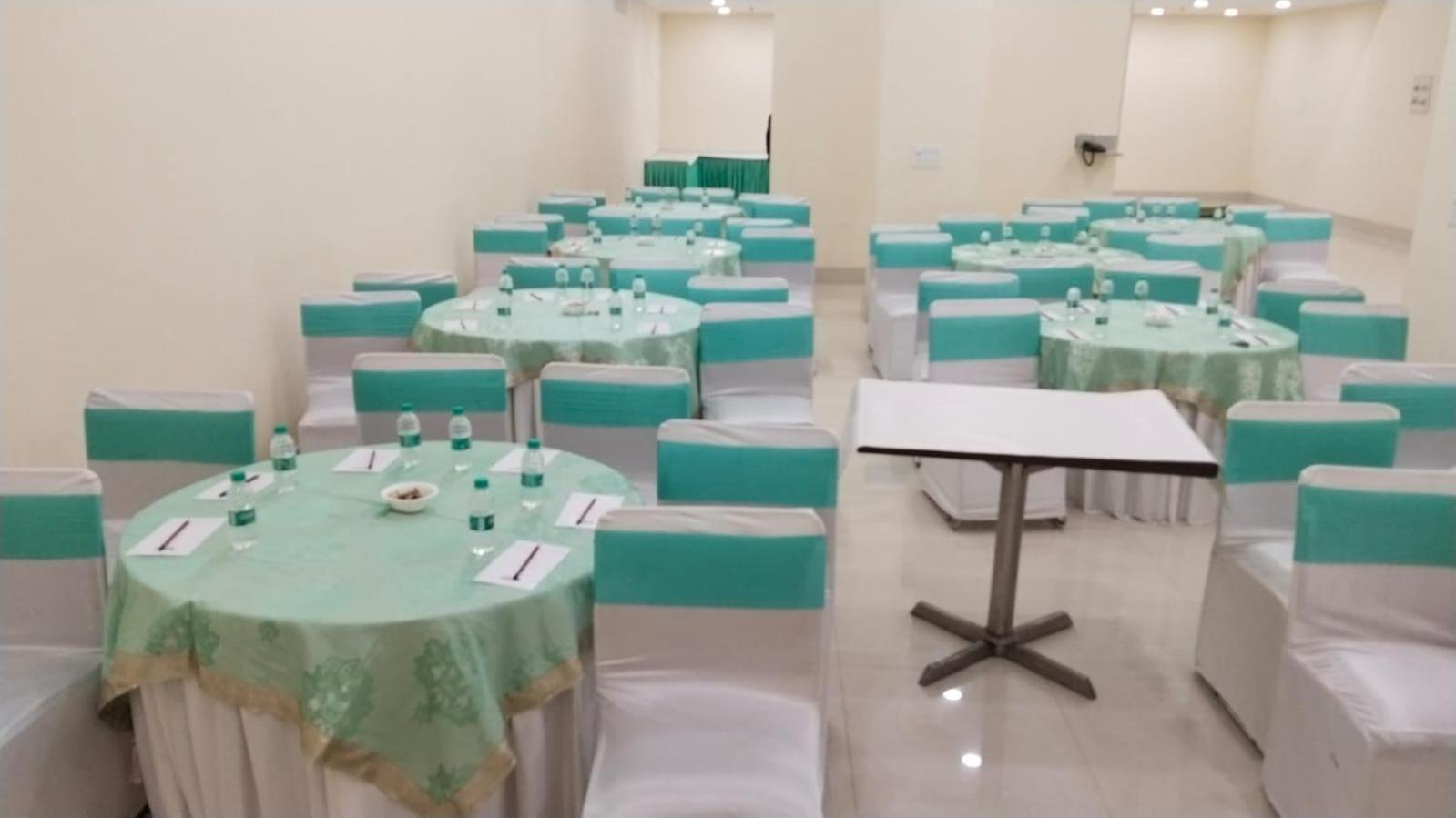 Shourya Hotel And Banquet Noida Exteriér fotografie