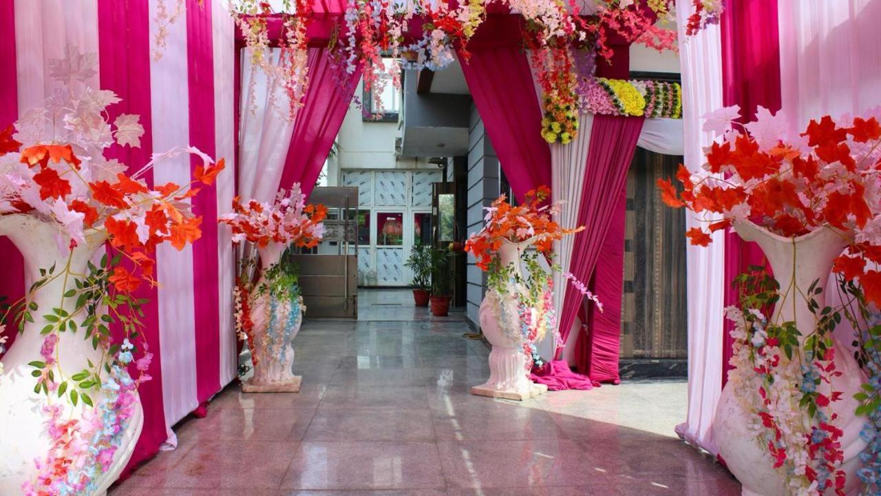 Shourya Hotel And Banquet Noida Exteriér fotografie