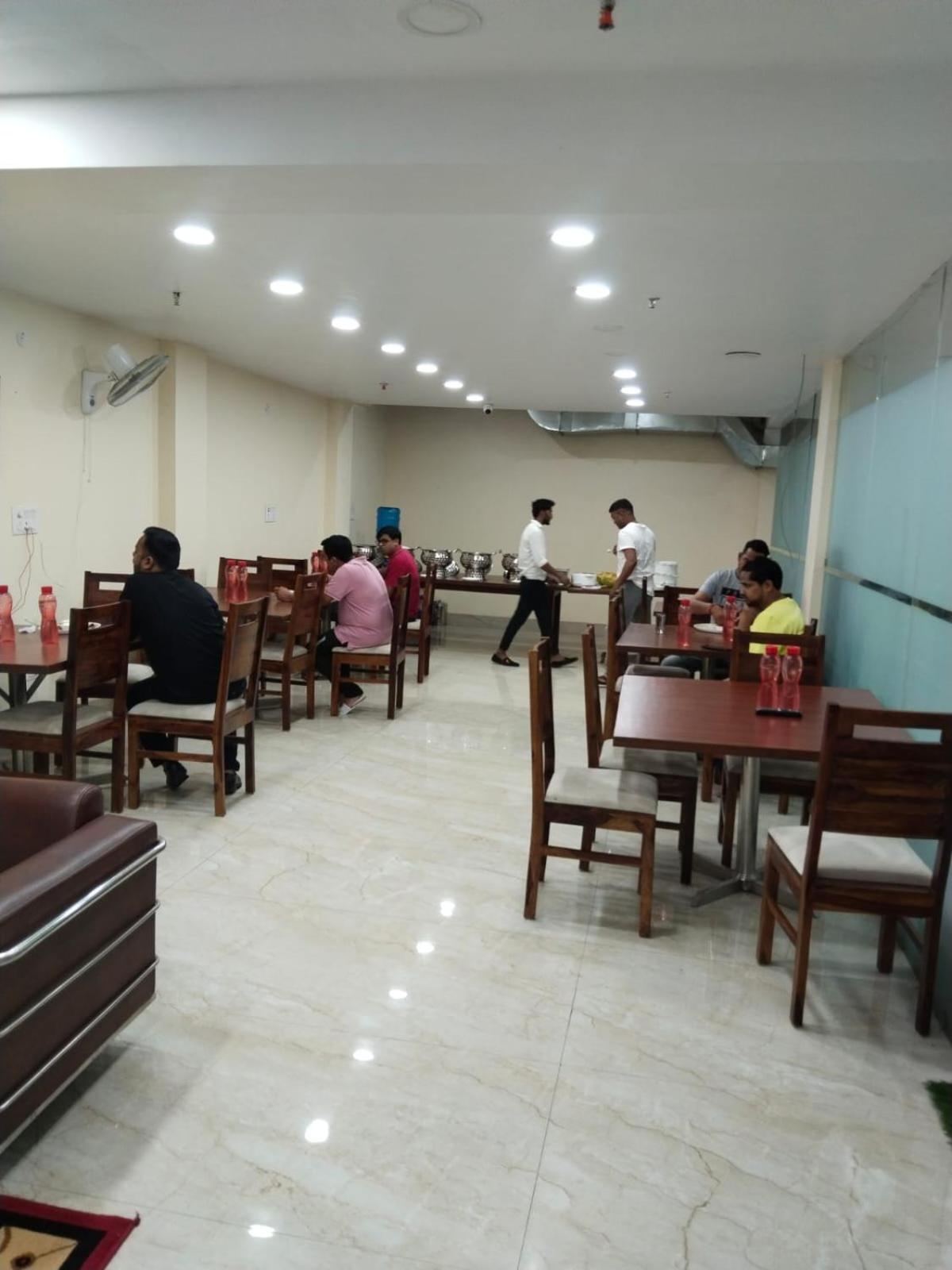 Shourya Hotel And Banquet Noida Exteriér fotografie