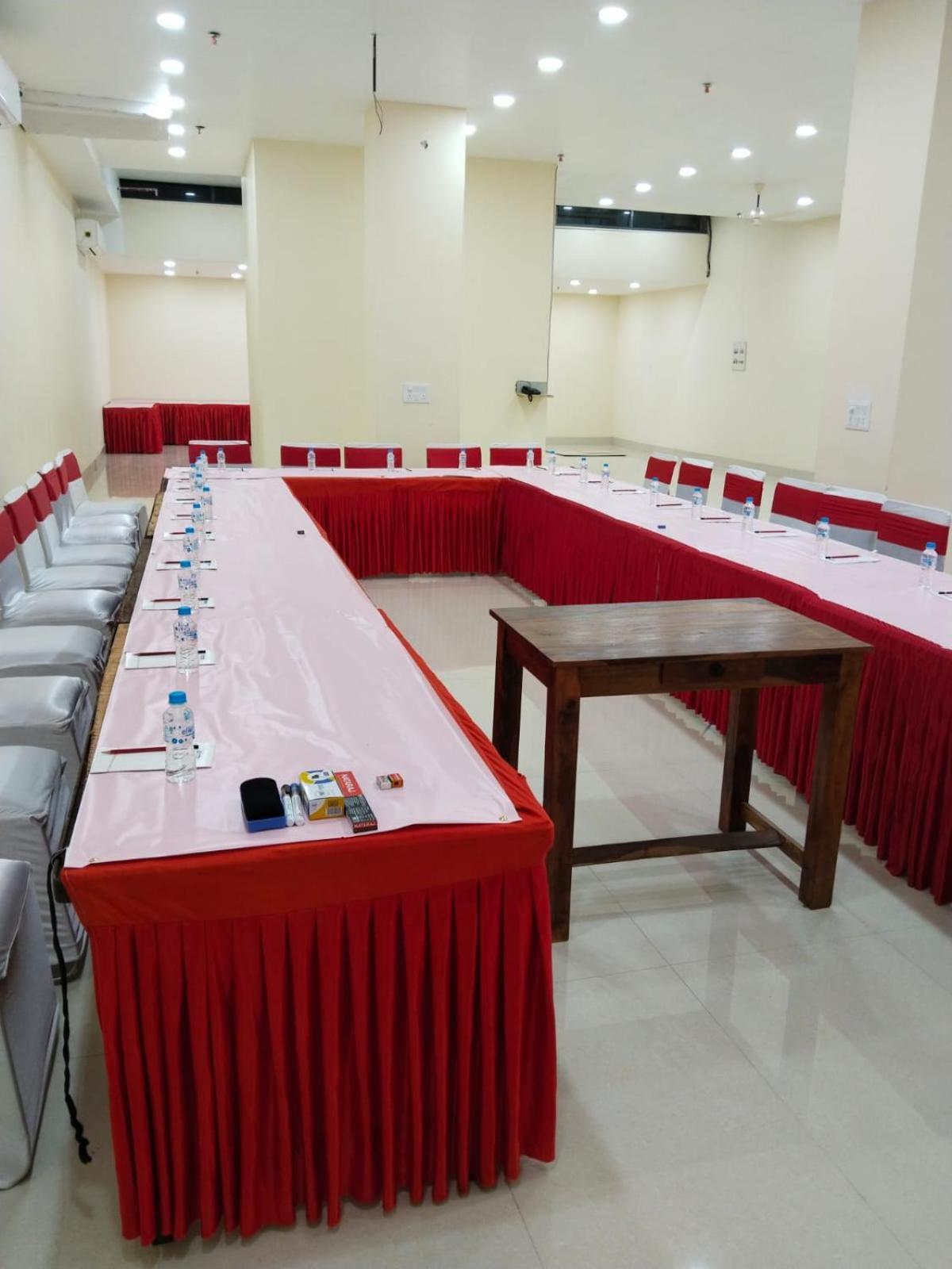 Shourya Hotel And Banquet Noida Exteriér fotografie